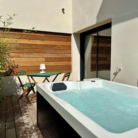Otel Les Vagues & 5*